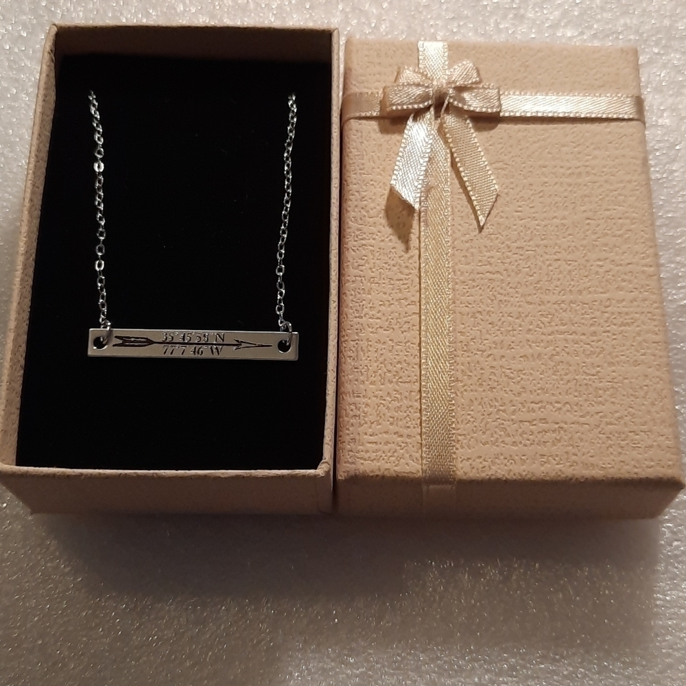 Silvertone Necklace with Arrow πΉ